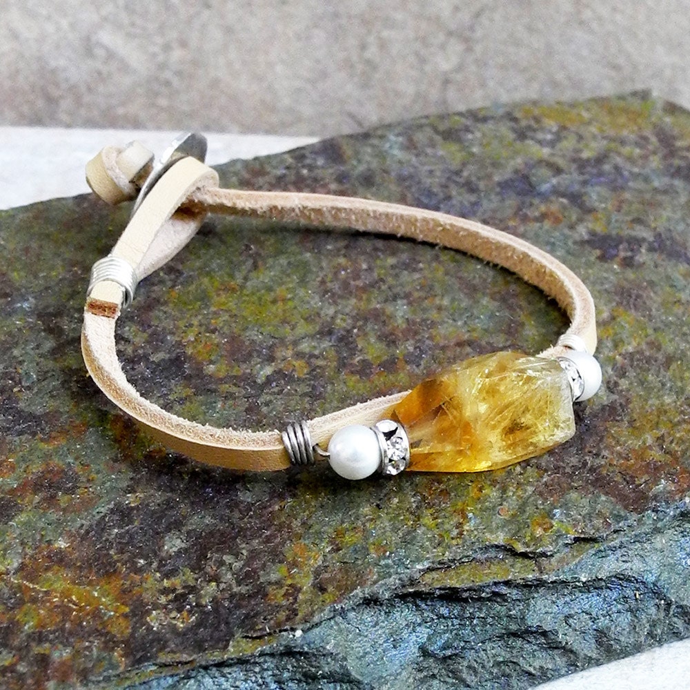 Sterling Wire Wrapped Lederband Armband Mit Facettierten Whisky Quartz - Quarz Und Strass Nugget Roca Jewelry Designs Sterling Wire Wrapped Lederband Armband Mit Facettierten Whisky Quartz - Quarz Und Strass Nugget Roca Jewelry Designs von RocaJewelryDesigns