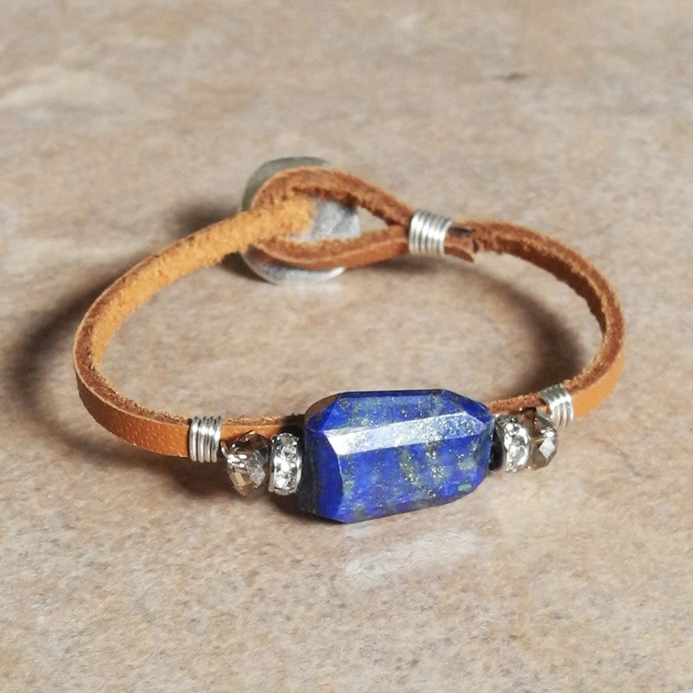 Sterling Wire Wrapped Lederband Armband Mit Lapis - Und Strass Swarovski Kristalle Nugget Roca Jewelry Designs Sterling Wire Wrapped Lederband Armband Mit Lapis - Und Strass Swarovski Kristalle Nugget Roca Jewelry Designs von RocaJewelryDesigns