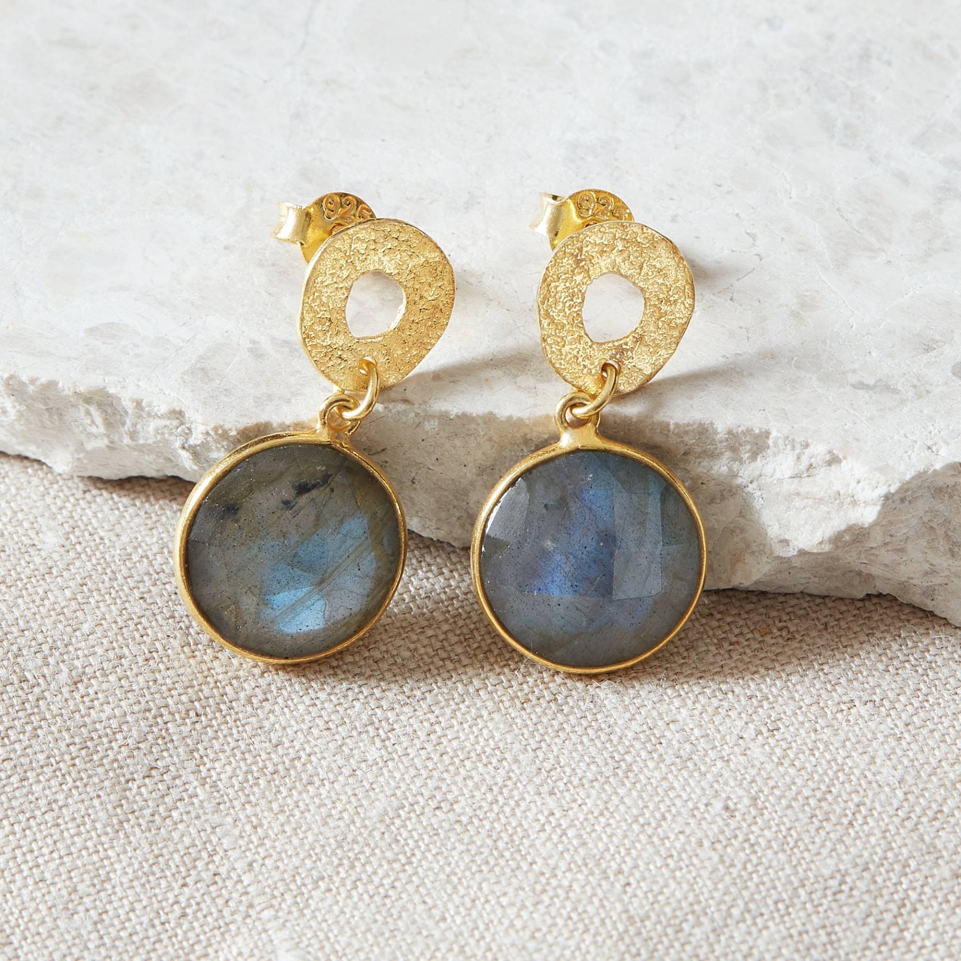 Labradorit Edelstein Tropfen Ohrringe Gold Vermeil Texturierte Kreis Ohrstecker von Rochejewels