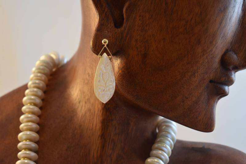 Geschnitzte Perlmutt Ohrringe 14Kt Gold Filled Ohrhänger Geschnitzte Perlmutt Ohrringe 14Kt Gold Filled Ohrhänger von RochelleFioritoNeckl