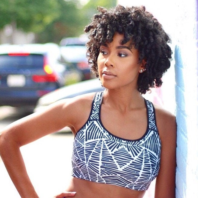 Abstraktes Schwarz Weiß Sport Bh Stretchy Racerback Top von RochellePorterDesign