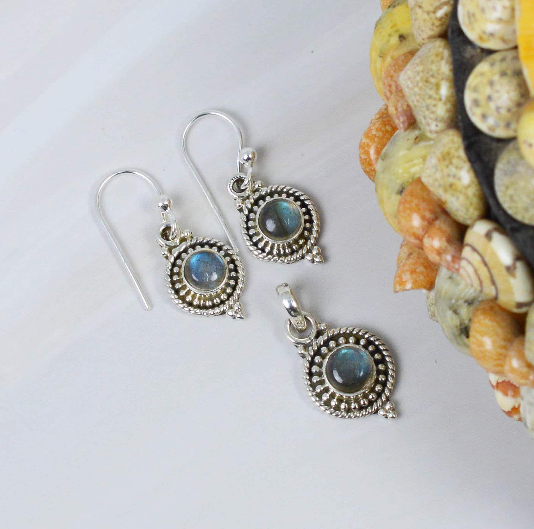 Natürliches Blue Fire Labradorit 925 Sterling Silber Anhänger Ohrring Set ~ Echte Kette Halskette Und Kristall Schmuck Natürliches Blue Fire Labradorit 925 Sterling Silber Anhänger Ohrring Set ~ Echte Kette Halskette Und Kristall Schmuck von Rock925Jewels