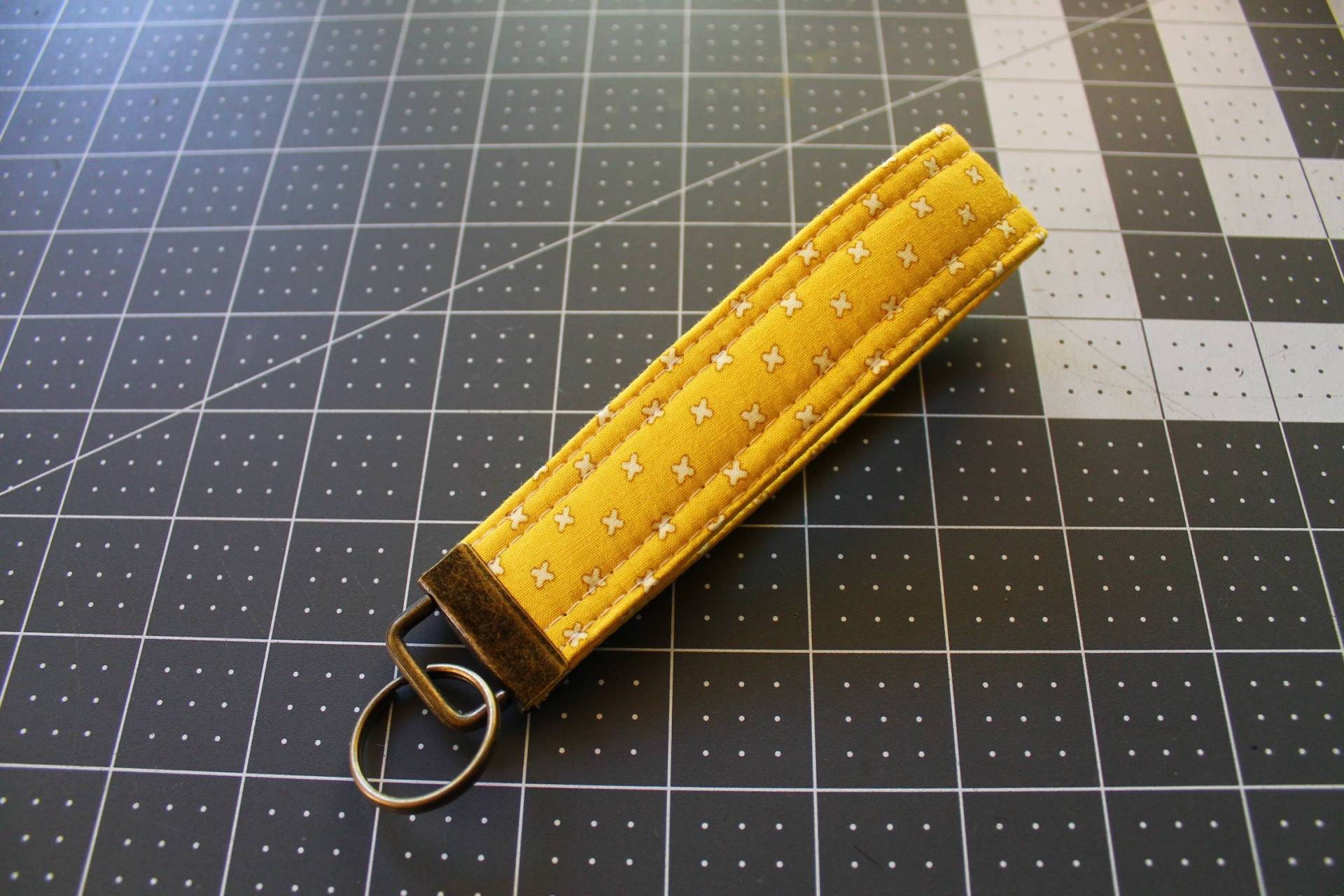 Gelber Lecien Kleiner X Schlüsselanhänger Gelber Lecien Kleiner X Schlüsselanhänger von RockBabyScissors