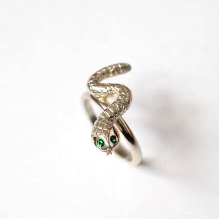 Schlangenring Handgemachtes Eco Sterling Silber Mit Tsavorit-Granat-Augen von RockCakes