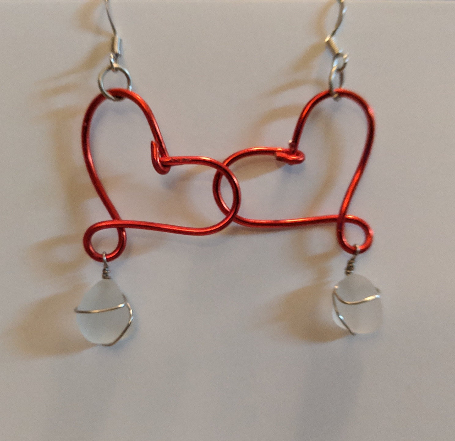 Rote Herz Ohrringe, Seeglas Draht Gewickelte Rote Echtes Seeglas, Herz, Strand Glas Ozean von RockNaHardPlace