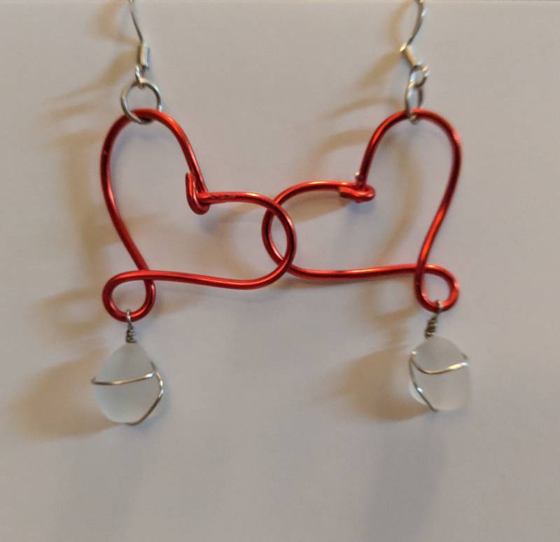 Rote Herz Ohrringe, Seeglas Draht Gewickelte Rote Echtes Seeglas, Herz, Strand Glas Ozean Rote Herz Ohrringe, Seeglas Draht Gewickelte Rote Echtes Seeglas, Herz, Strand Glas Ozean von RockNaHardPlace