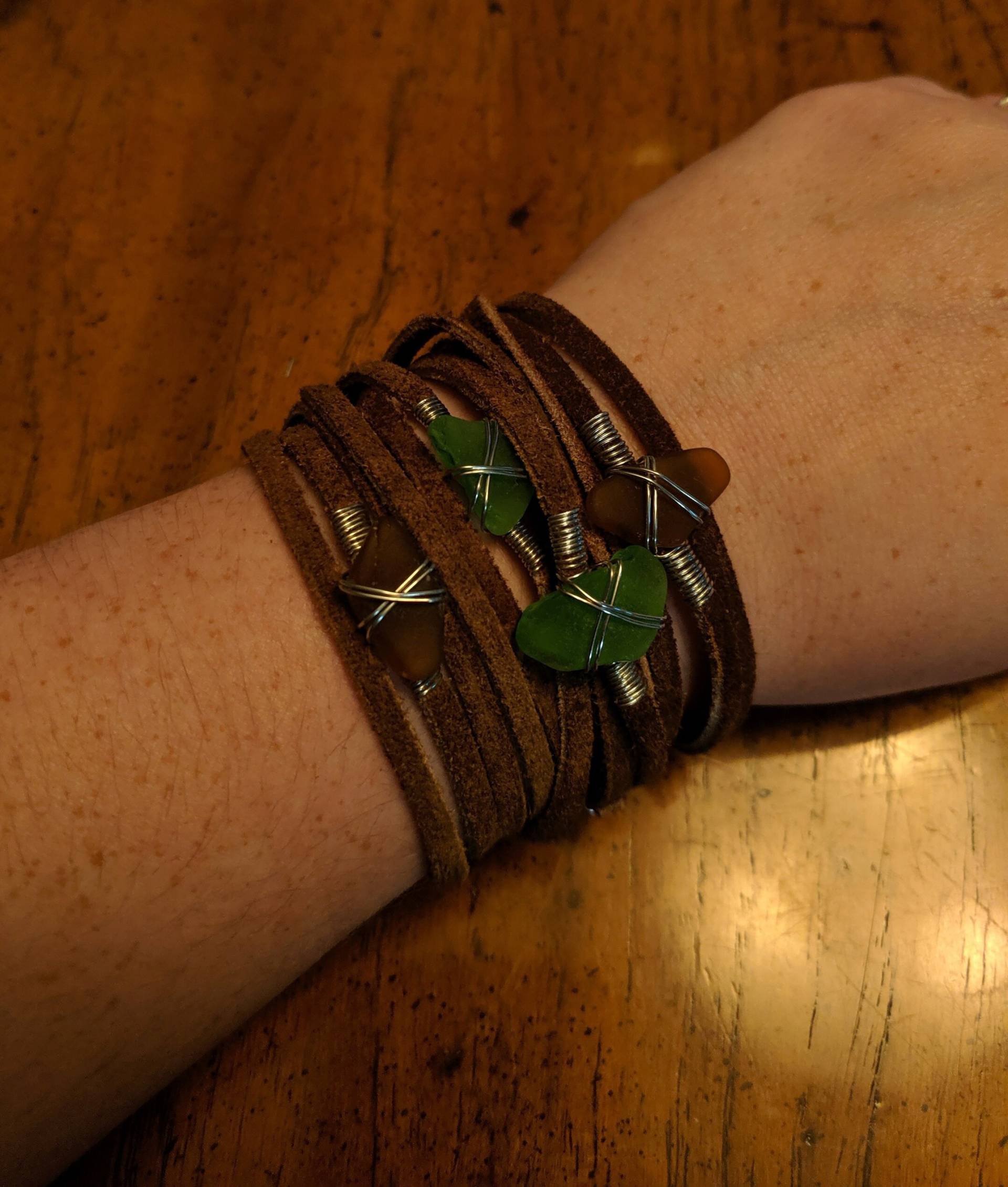 Seeglas Wickelarmband, Boho Wildleder Wickeln, Kunstleder Armband, Natürliches Surfer Schmuck von RockNaHardPlace