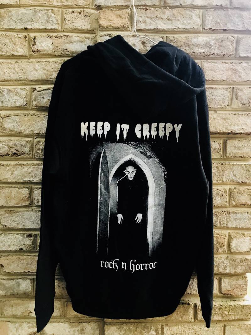 Behalten Sie Es Gruselig Zip Up Hoodie Behalten Sie Es Gruselig Zip Up Hoodie von RockNhorrorApparel