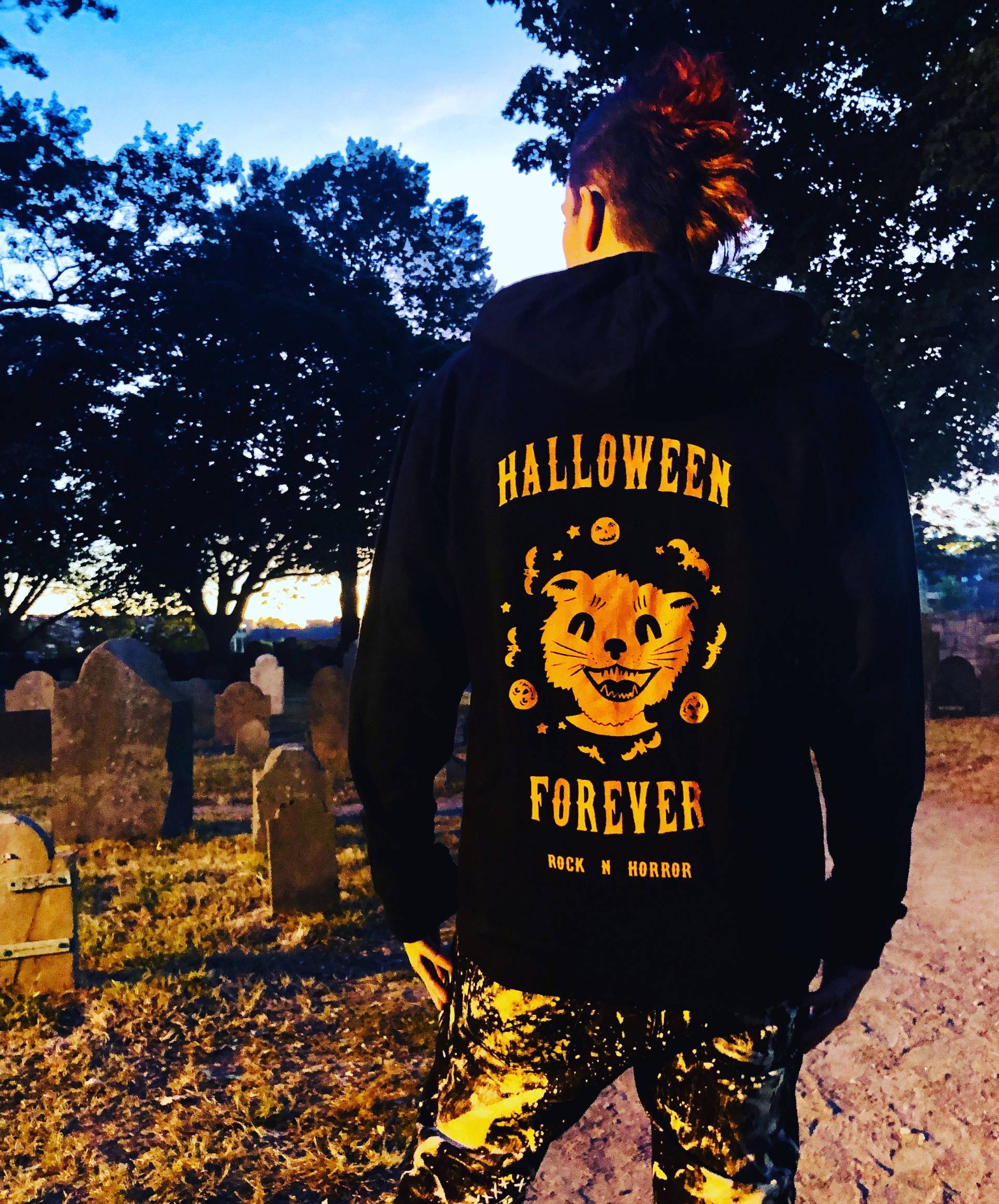 Halloween Forever Zip Up Hoodie von RockNhorrorApparel