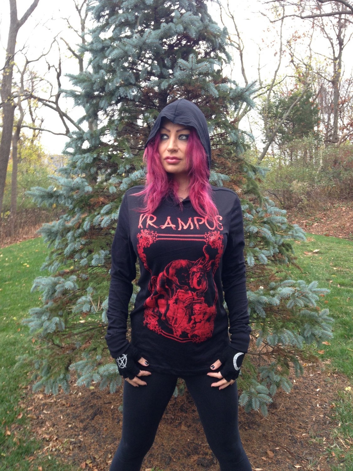 Krampus Kapuzen-T-Shirt von RockNhorrorApparel