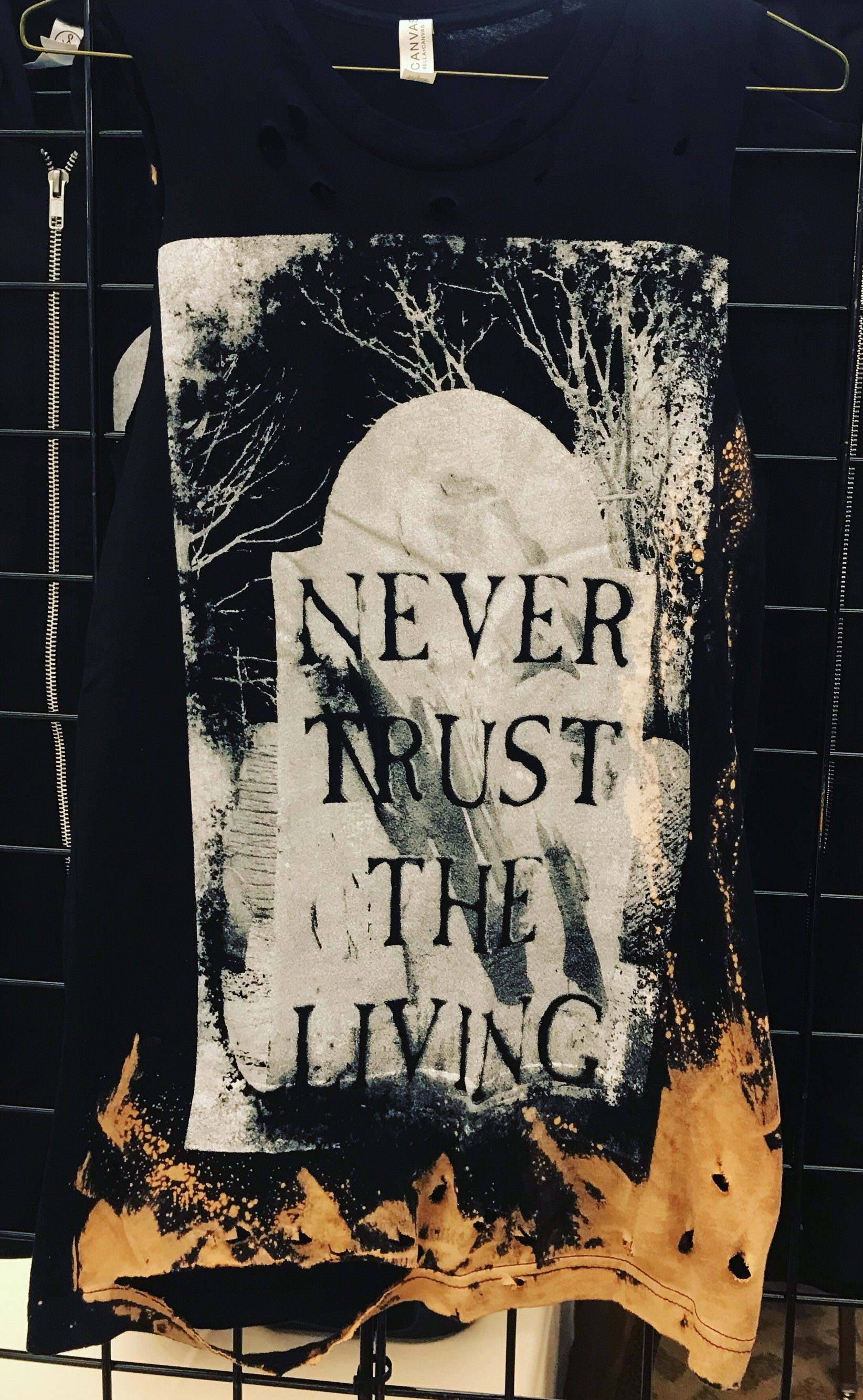 Never Trust The Living Distressed T-Shirt von RockNhorrorApparel