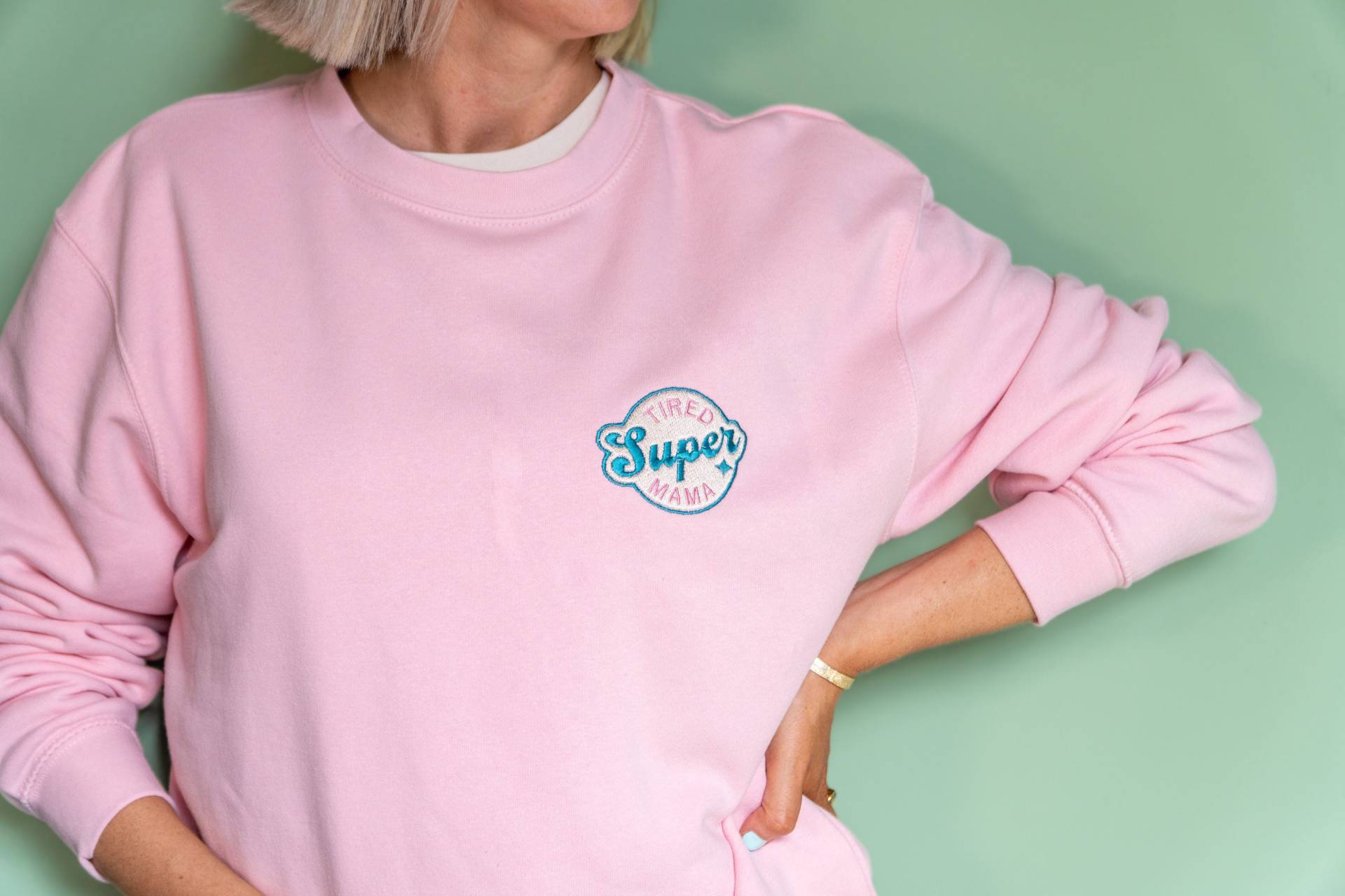 Müde Super Mama Badge Sweatshirt - Muttertagsgeschenk New Mum Pullover Für Sie von RockOnRuby