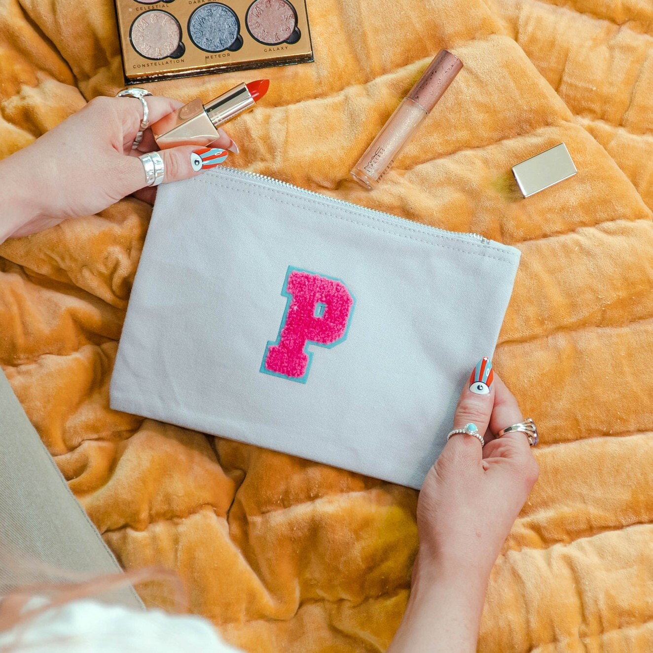 Personalisierte Patch Initial Make Up Taschen - Benutzerdefinierte Brief Kulturtasche von RockOnRuby