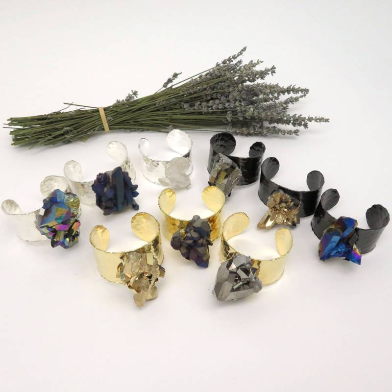 Crystal Cluster Cuff Armband Mit Strukturiertem Band - Titanbehandelt Sie Wählen | 4Brownshelf von RockParadise