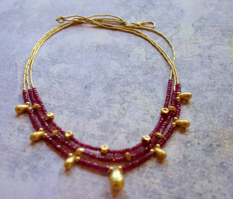 18K Gold. Rubin. 3 Stränge Exquisite Echte Rubin Und 18K Massivgold Handgefertigte Collier-Halskette Mit Passenden Ohrringen von RockRichGems