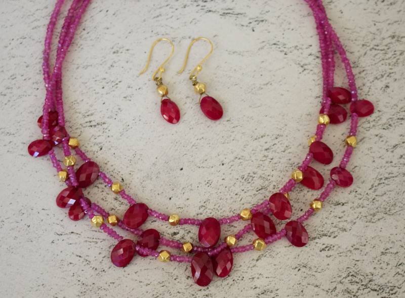 18K Massives Gold.rubin. Saphir. 3 Stränge Handgemachter Echter Saphir Mitruby Und Massive Gold Collier Halskette Mit Passenden Ohrringen von RockRichGems