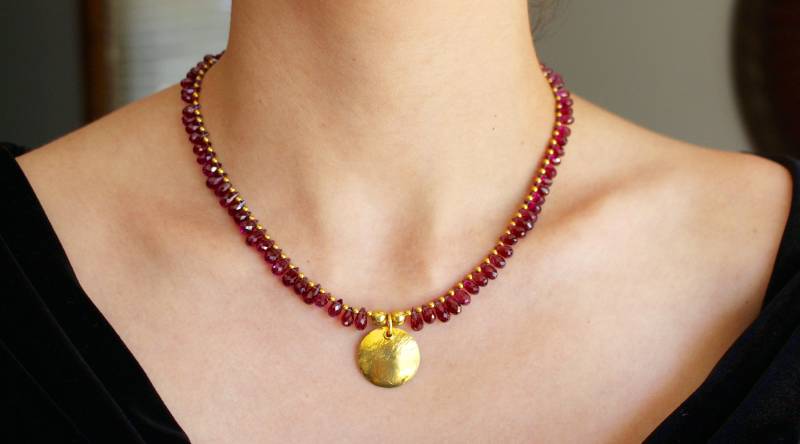750Er Gold. Rhodolith Granat. Prächtige Beste Qualität Facettierte Granat Halskette Aus Gold Mit Passenden Ohrringen von RockRichGems