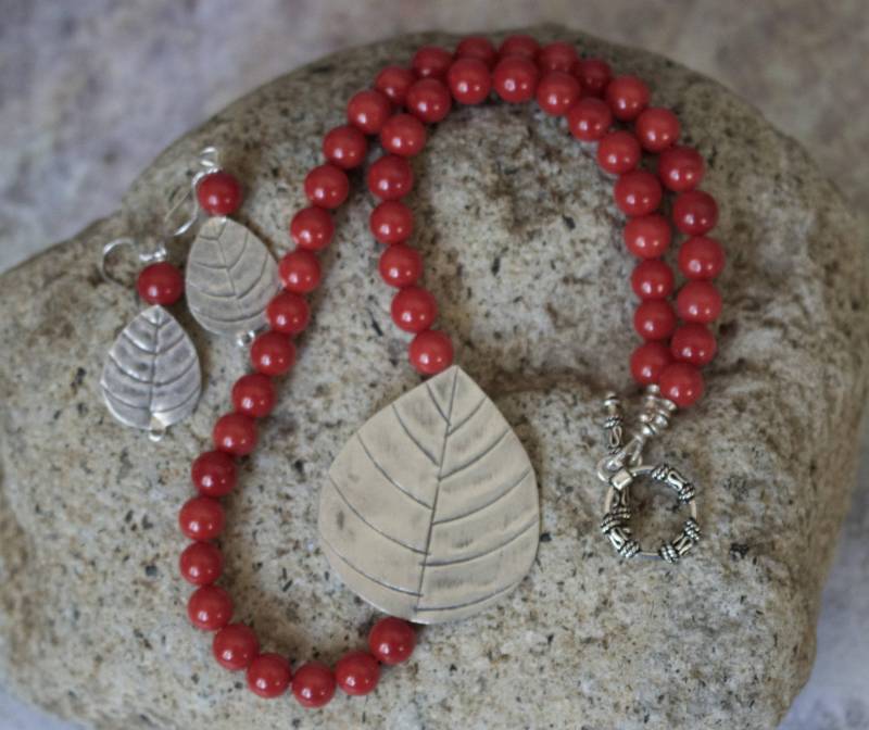 8 Mm Runde Koralle Mit Silber Anhänger Halskette Und Passenden Ohrringen von RockRichGems