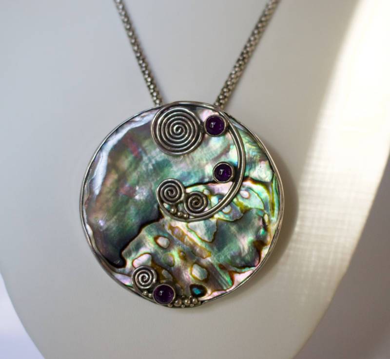 Abalone. Sterling Silber. Amethyst. Wunderschöner Abalone Anhänger Mit Amethyst Cabochons von RockRichGems