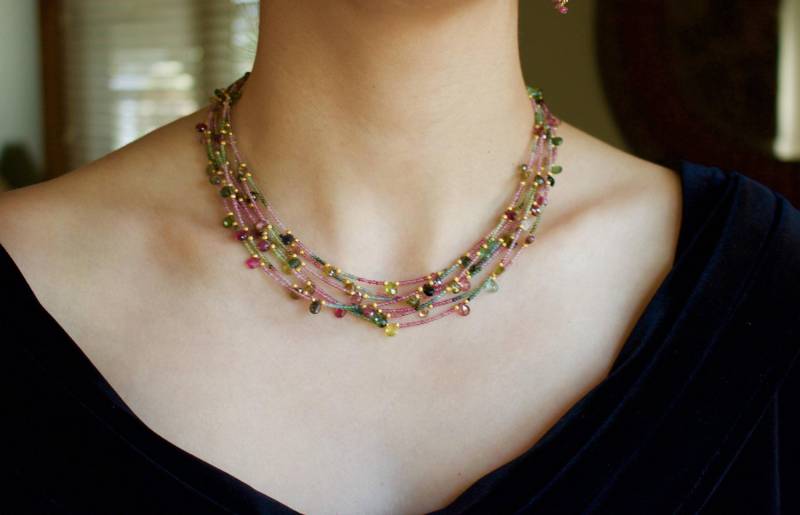 Atemberaubende 7 Reihen Multi Color Turmalin Halskette Mit 14K Goldkette. Dazu Passende Ohrhänger in Vergoldet von RockRichGems