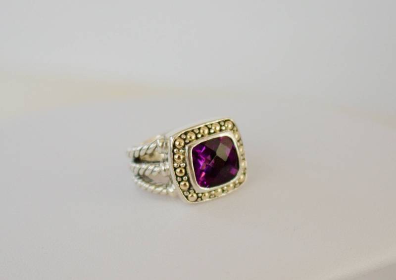 Designer Style Wunderschöne Sterling Silber Mit Echten Kissen Geschnitten Amethyst Und 14K Gold Feldring. Größe 5 1/4 Designer Style Wunderschöne Sterling Silber Mit Echten Kissen Geschnitten Amethyst Und 14K Gold Feldring. Größe 5 1/4 von RockRichGems