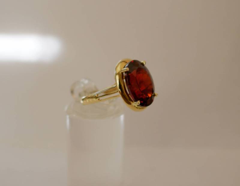 Gold. Granat. Wunderschöner Ring Aus 14-Karätigem Massivgold Mit Einem Riesigen 15 X 12 Mm Ovalen Echten Roten Granatring. Größe 7 von RockRichGems