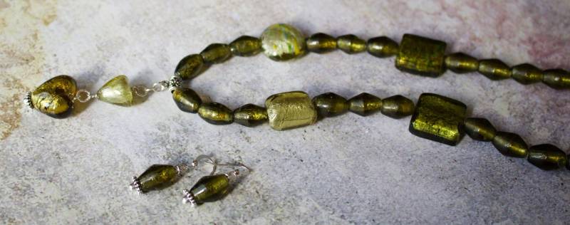 Grüne Glasperlen Aus Tschechien Halskette Mit Passenden Ohrringen von RockRichGems