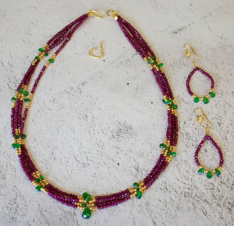 Handgemachte 4 Stränge Echte Tsavorit Granat Perlen Mit Rhodolith Strängen Und 18K Gold Halskette Passenden Ohrringen von RockRichGems