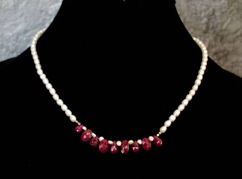 Handgemachte Süßwasser Perlen Strang Und Rubin Brioletten Halskette von RockRichGems