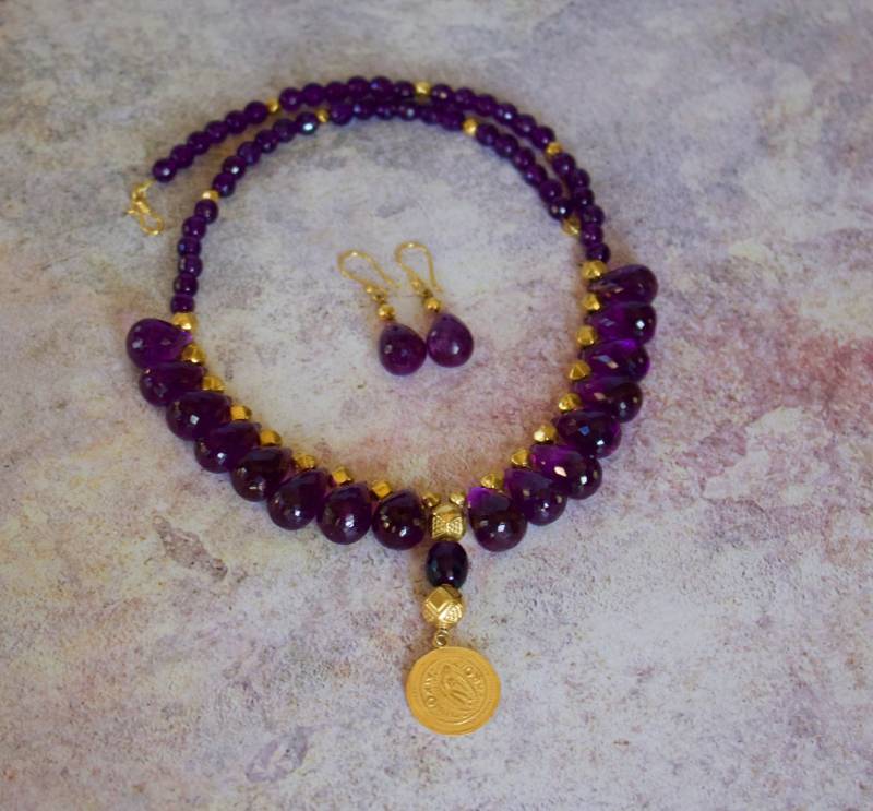 Königlich. Atemberaubende Handgemachte Echte Große 18x12 Mm Amethyst Brioletten Mit 18K Solid Gold Halskette Passenden Ohrringen von RockRichGems