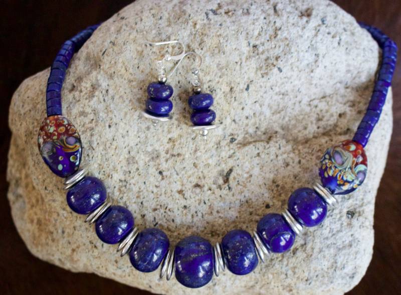 Lapislazuli Mit Hand Bemalt Glasperlen Halskette Passenden Ohrringen von RockRichGems