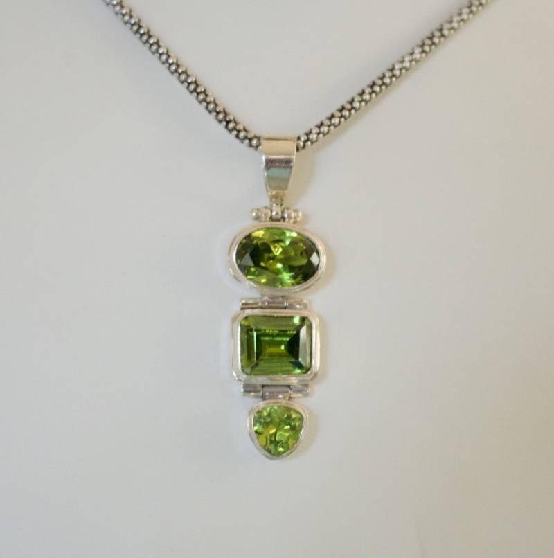 Peridot. Sterling Silber. Wunderschöner Peridot Und Silber Anhänger von RockRichGems