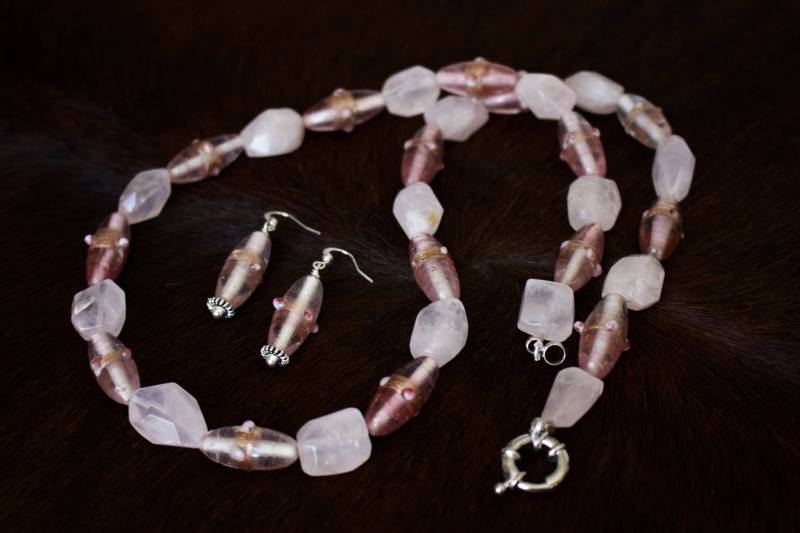 Rosenquarz Und Handgemachte Glasperlen Halskette Mit Passenden Ohrringen von RockRichGems