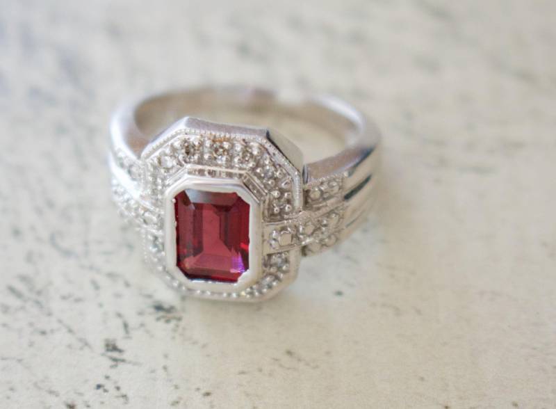 Silber. Rhodolith Granat. Diamant. Atemberaubende 10K Massivgold Mit Echtem Rhodolith-Granat Im Smaragdschliff Und 0, 12 Ct. Diamant Ring. Größe 8 von RockRichGems