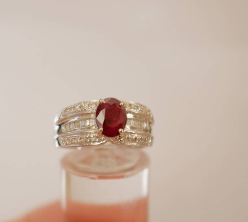 Silber. Rubin. Diamant. Wunderschöner 14K Massivgold Und Echter Rubin Mit Diamant Akzentring. Größe 6 von RockRichGems