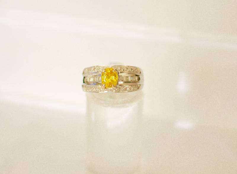Silber. Saphir. Atemberaubender 14K Massivgold Mit Gelbem Saphir Und Diamantakzentring. Größe 6, 5 von RockRichGems