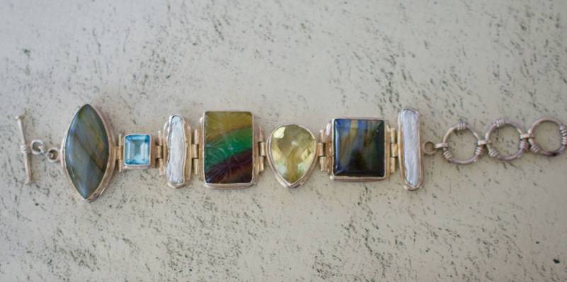 Sterling Silber. Schönes Armband Aus Sterlingsilber Mit Fluorit, Labradorit, Zitronenquarz, Blautopas Und Perlen. Größe 7 von RockRichGems