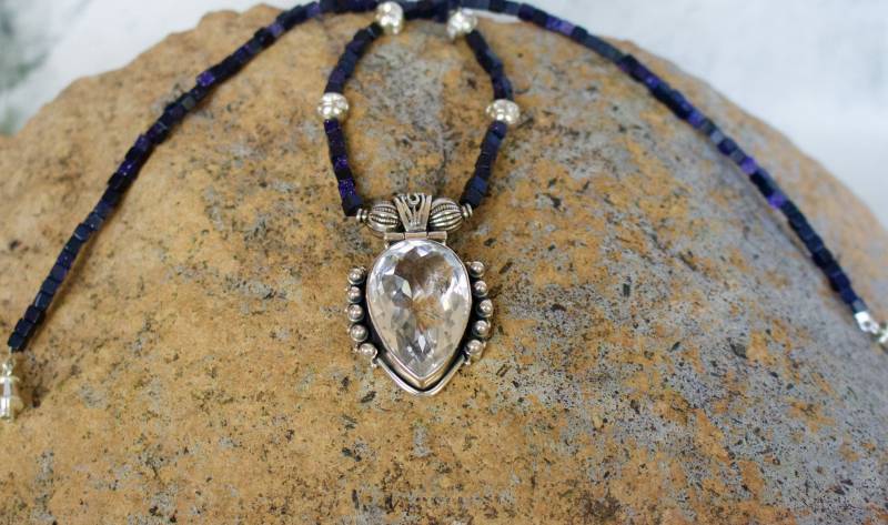 Strang Dunkelblauer Sonnenstein Mit Großem Weißem Topas Anhänger An Sterling Silberkette von RockRichGems