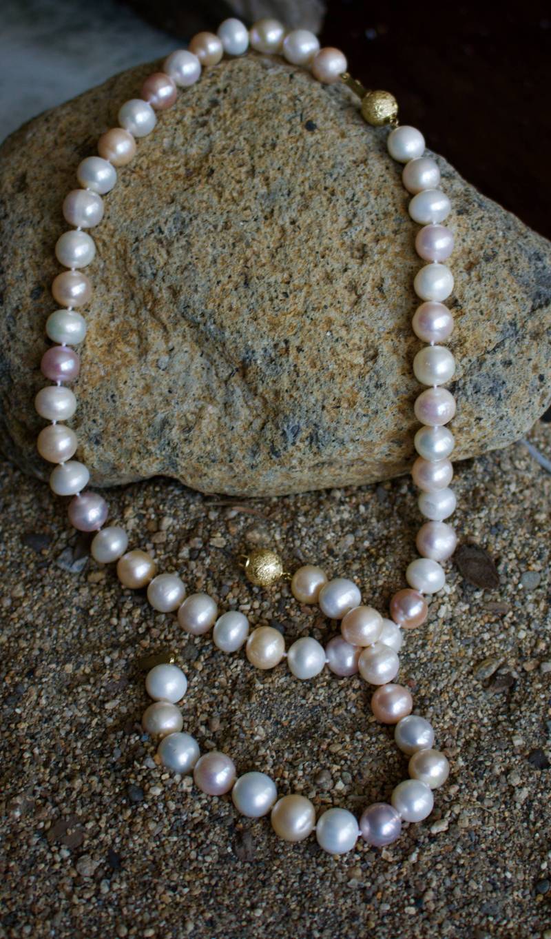 Süsswasserperlen-Halskette Und Armband Mit 14K Gold von RockRichGems