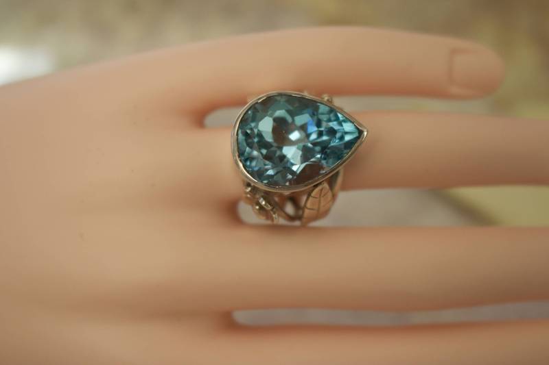 Topaz. Sterling Silber. Wunderschöner 20x16 Mm Blue Topaz in Silber Ring. Größe 8 von RockRichGems