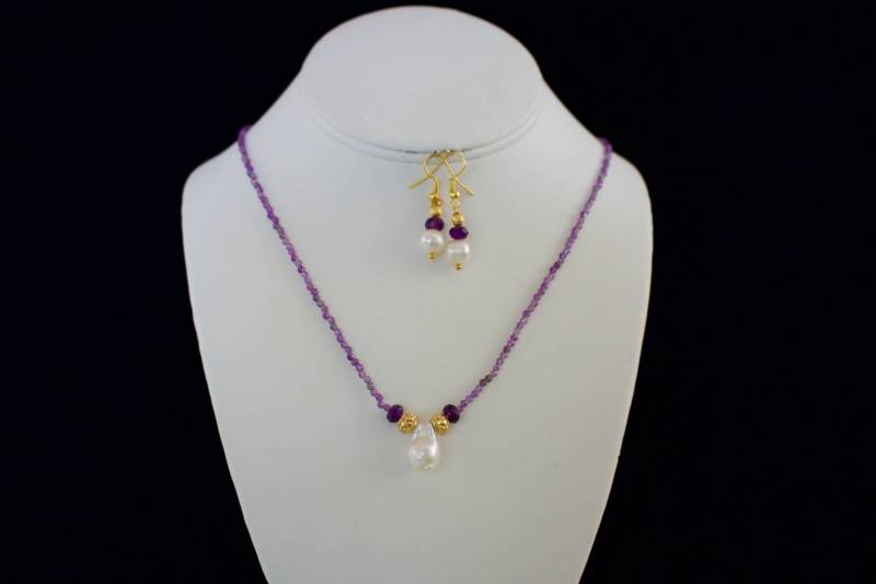 Wunderschöner Strang Aus Facettierten Amethyst Perlen Mit Weißer Barock Perle Und Gold Field Sterling Silber Halskette Passenden Ohrringen von RockRichGems