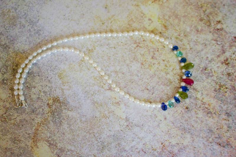 Wunderschöner Strang Aus Weißen Reisperlen Mit Rubin, Apatit, Vasonit, Kyanit Stein Halskette von RockRichGems