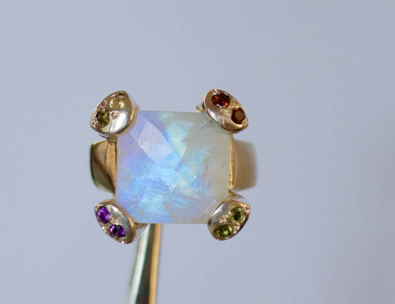 sterling Silber. Mondstein. Massives Silber Und Mondstein Mit Granat, Peridot, Blautopas Citrin Akzenten. Größe 21 cm von RockRichGems