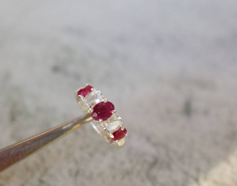 sterling Silber. Rubin. Prächtiger Silber Mit Echtem Rubin Und Weißem Topas Akzentring. Größe 8 von RockRichGems
