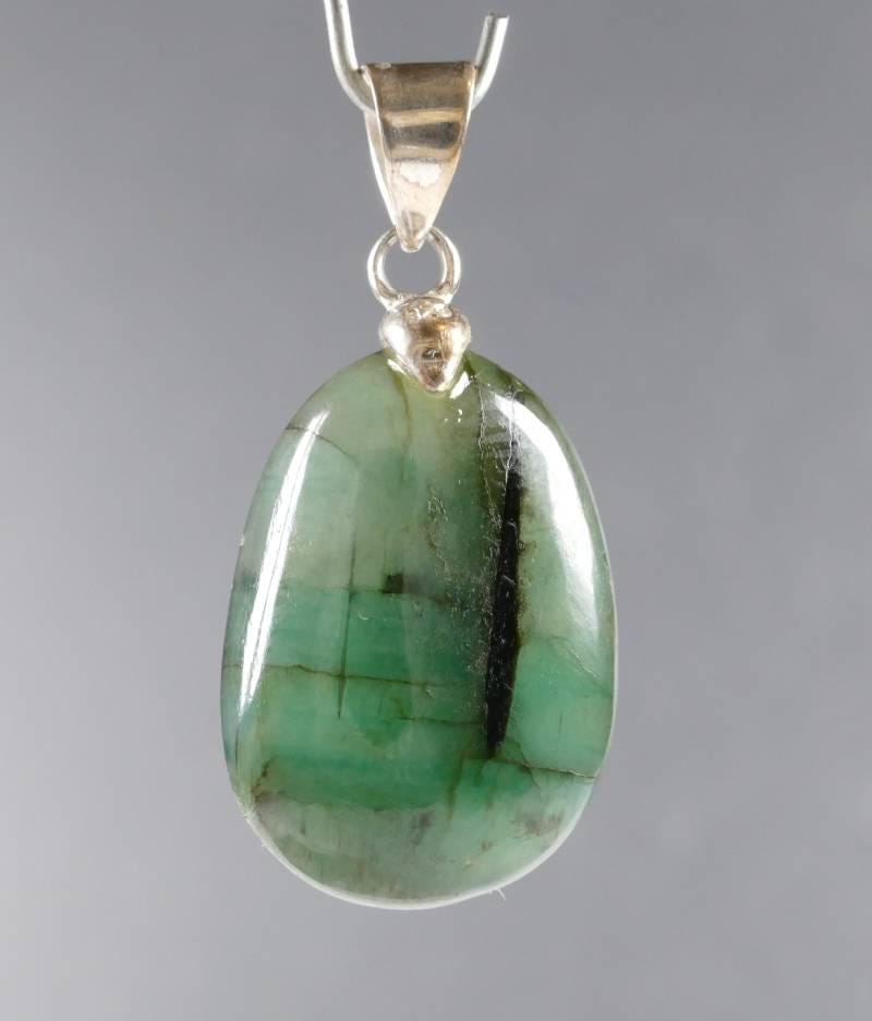 Echter Grüner Smaragd Fein Getrommelter Stein Silber Anhänger 4.6 Gramm Echter Grüner Smaragd Fein Getrommelter Stein Silber Anhänger 4.6 Gramm von RockShopCZ