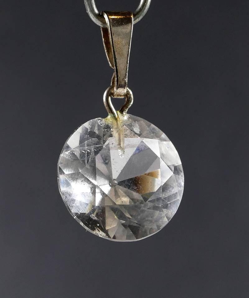 Facettierter Bergkristall Kleiner Rundschliff 925Er Silberanhänger 1, 2 Gramm von RockShopCZ