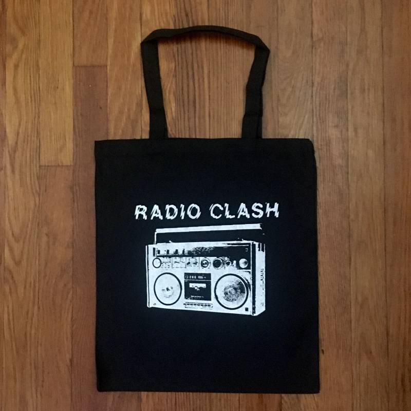 Radio Clash Boombox Einkaufstasche Hand Gesiebteter Retro Uk Punk Einkaufsrekord - Schwarz von RockShopRescue