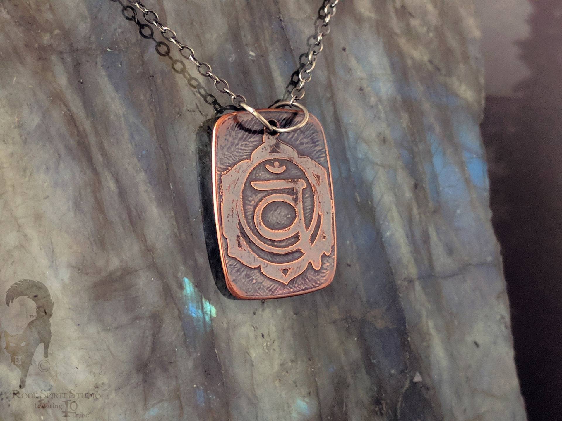 Geätzter Kupfer Sakralchakra Anhänger Svadhisthana Symbol von RockSpiritStudio
