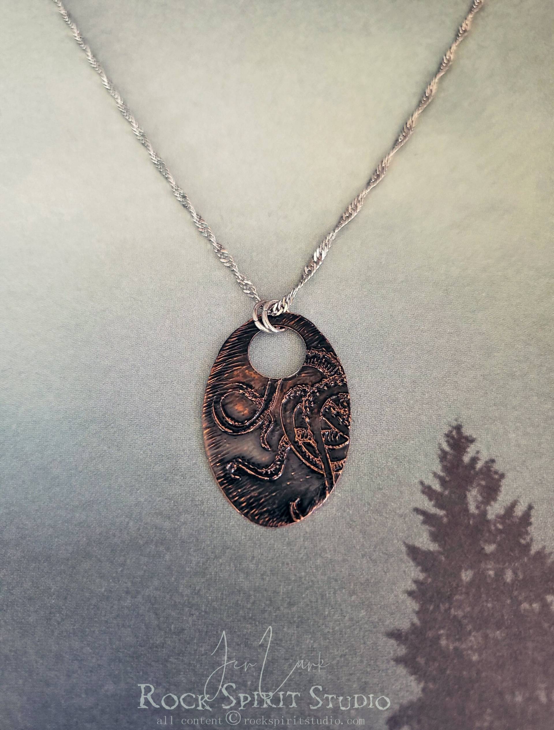Geätzter Kupfer Oktopus Anhänger Gothic Ozean Schmuck von RockSpiritStudio