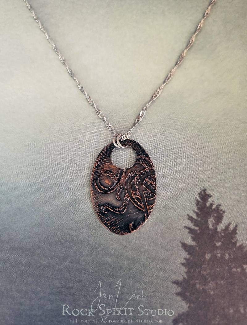 Geätzter Kupfer Oktopus Anhänger Gothic Ozean Schmuck von RockSpiritStudio